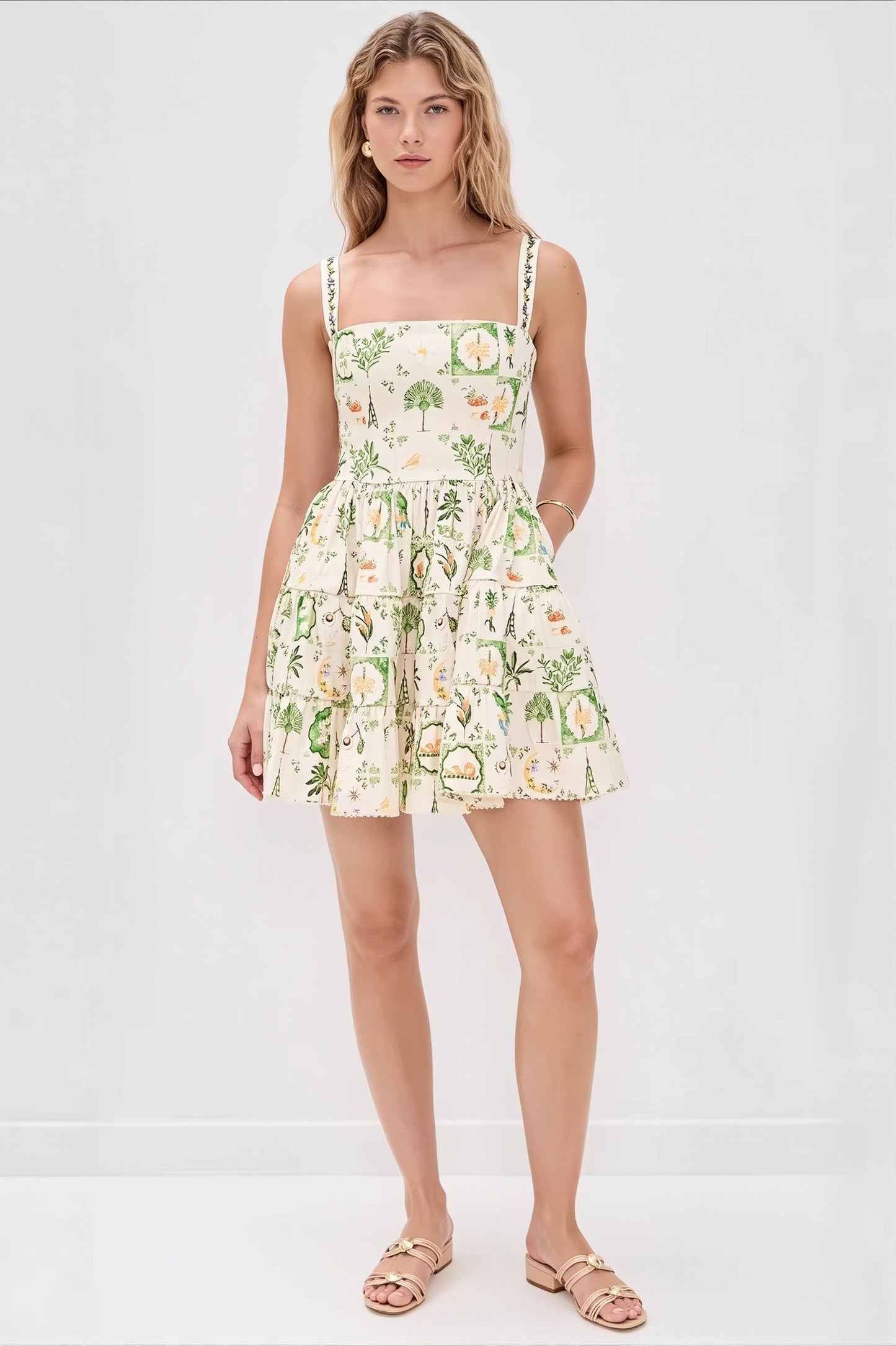 Detailaufnahme des Pflanzenprints und eckigen Ausschnitts am Midikleid