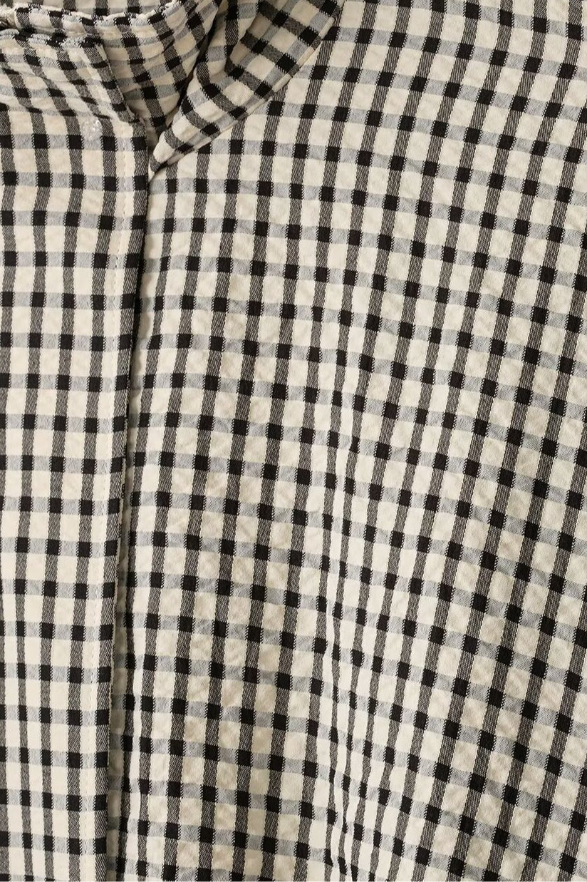 Rückansicht der Cropped-Bomberjacke mit kariertem Muster