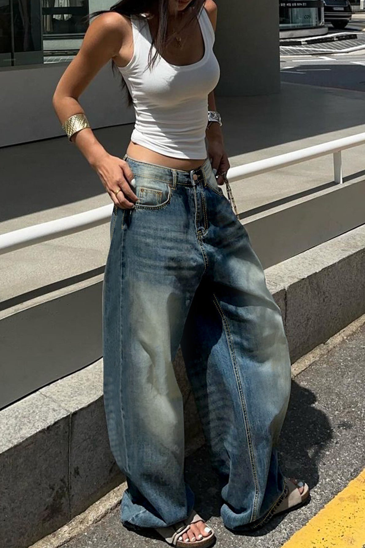 Detailaufnahme der Damenjeans in Vintage-Blau aus Denim