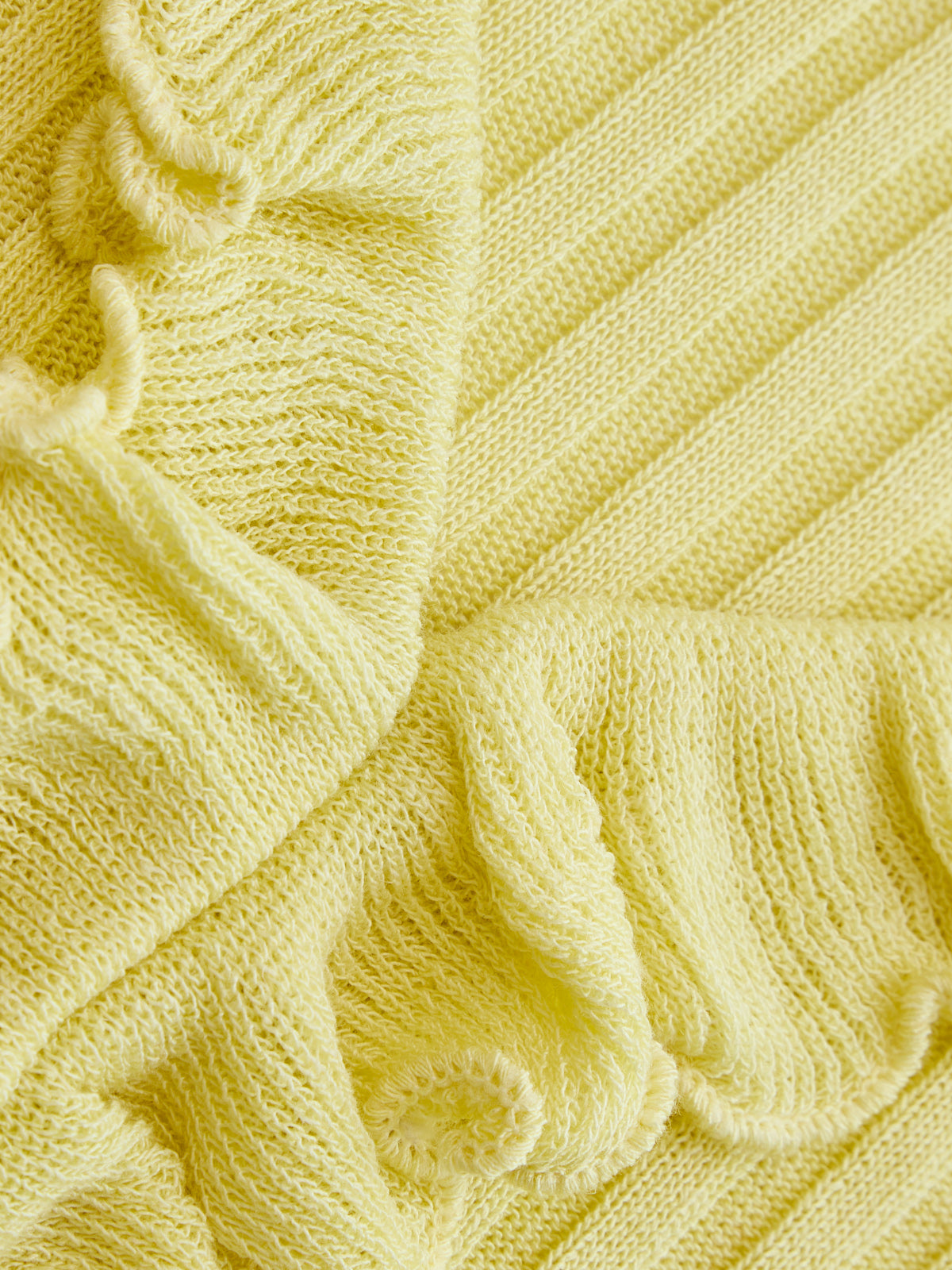 Damen Stricktop mit Rüschenärmeln in Rückansicht