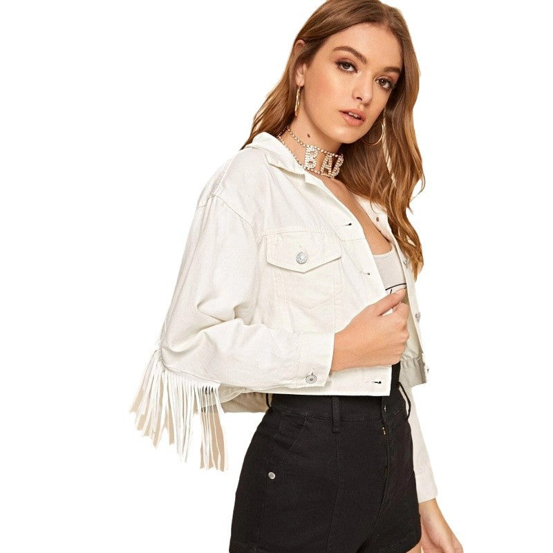 Kurze Damenjacke als lässiges Element für Freizeit-Outfits