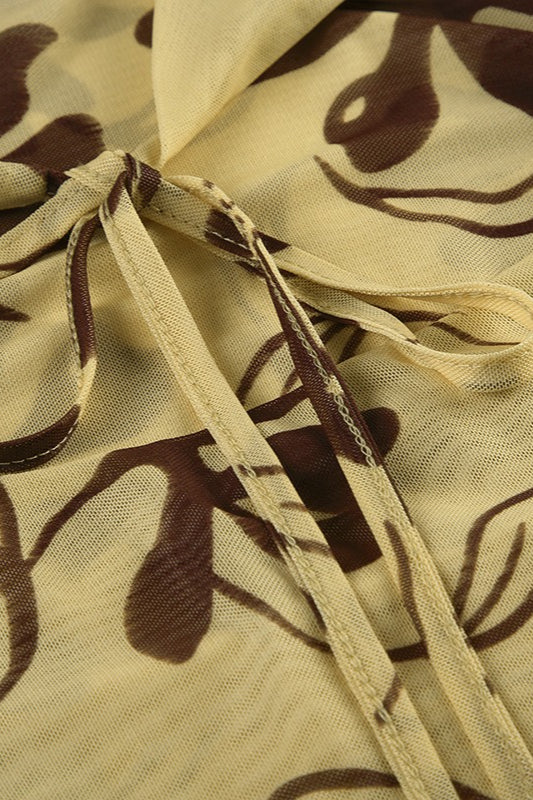 Damen-Minikleid mit Halterneck und rückenfreiem Schnitt im Studio