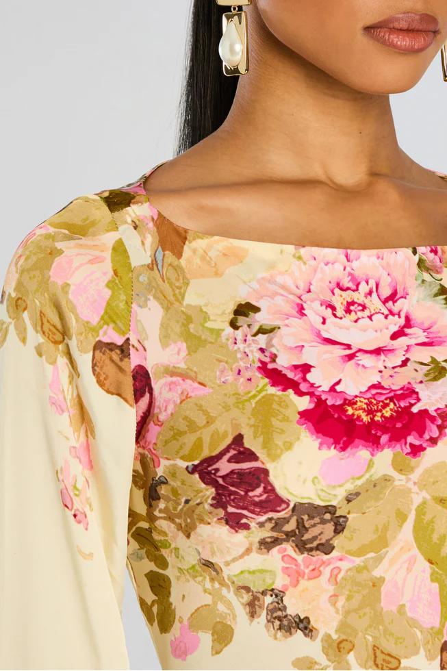 Rückansicht des Damen Maxikleids mit Blumenmuster und langem Schnitt