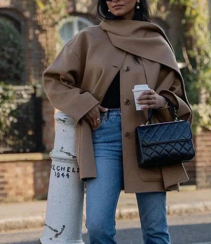 Klassischer Damenmantel in camel mit Schal, vollständige Ansicht des Outfits.