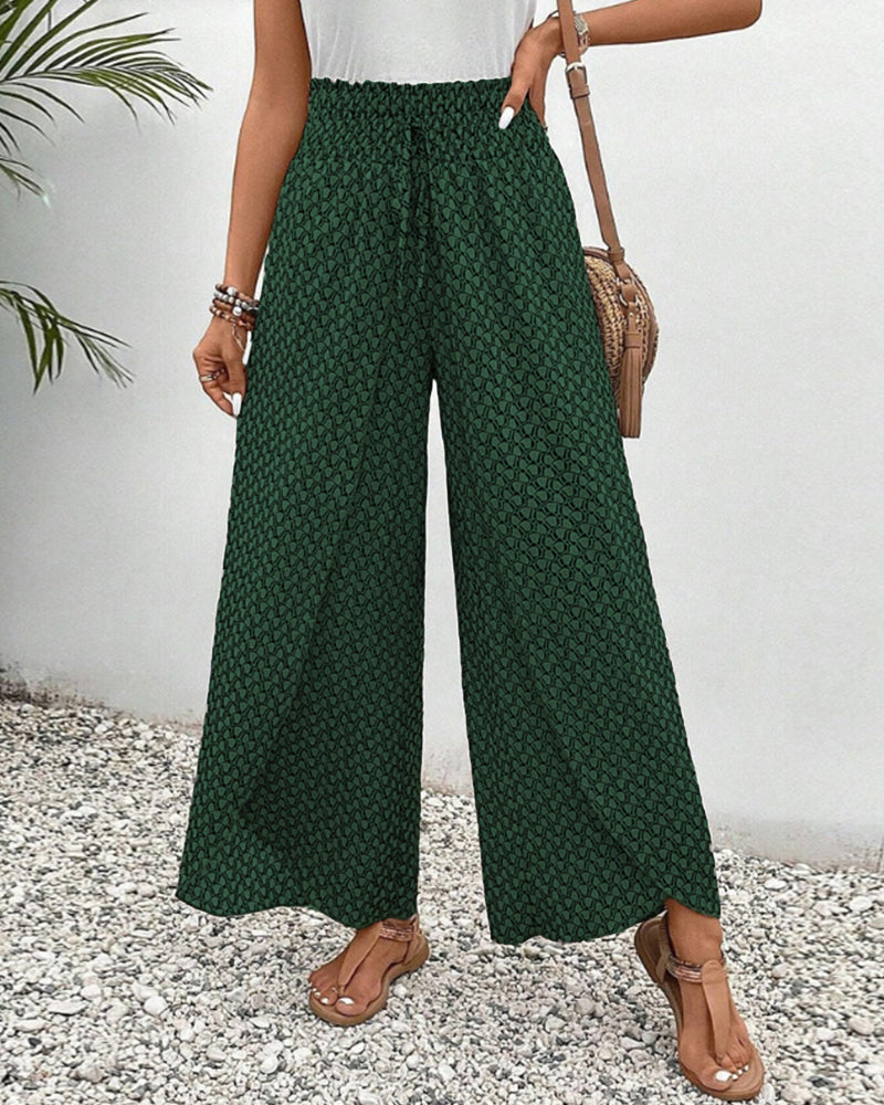Damenhose mit weitem Bein und geometrischem Muster im Studio