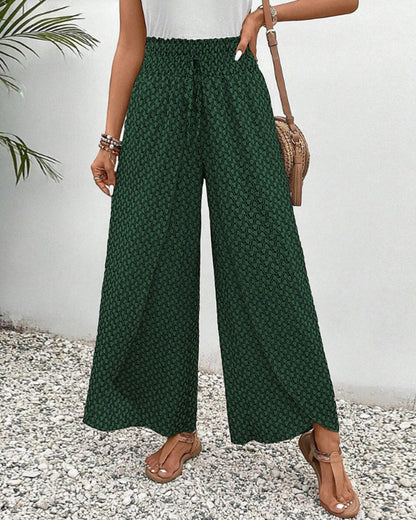 Damenhose mit weitem Bein und geometrischem Muster im Studio