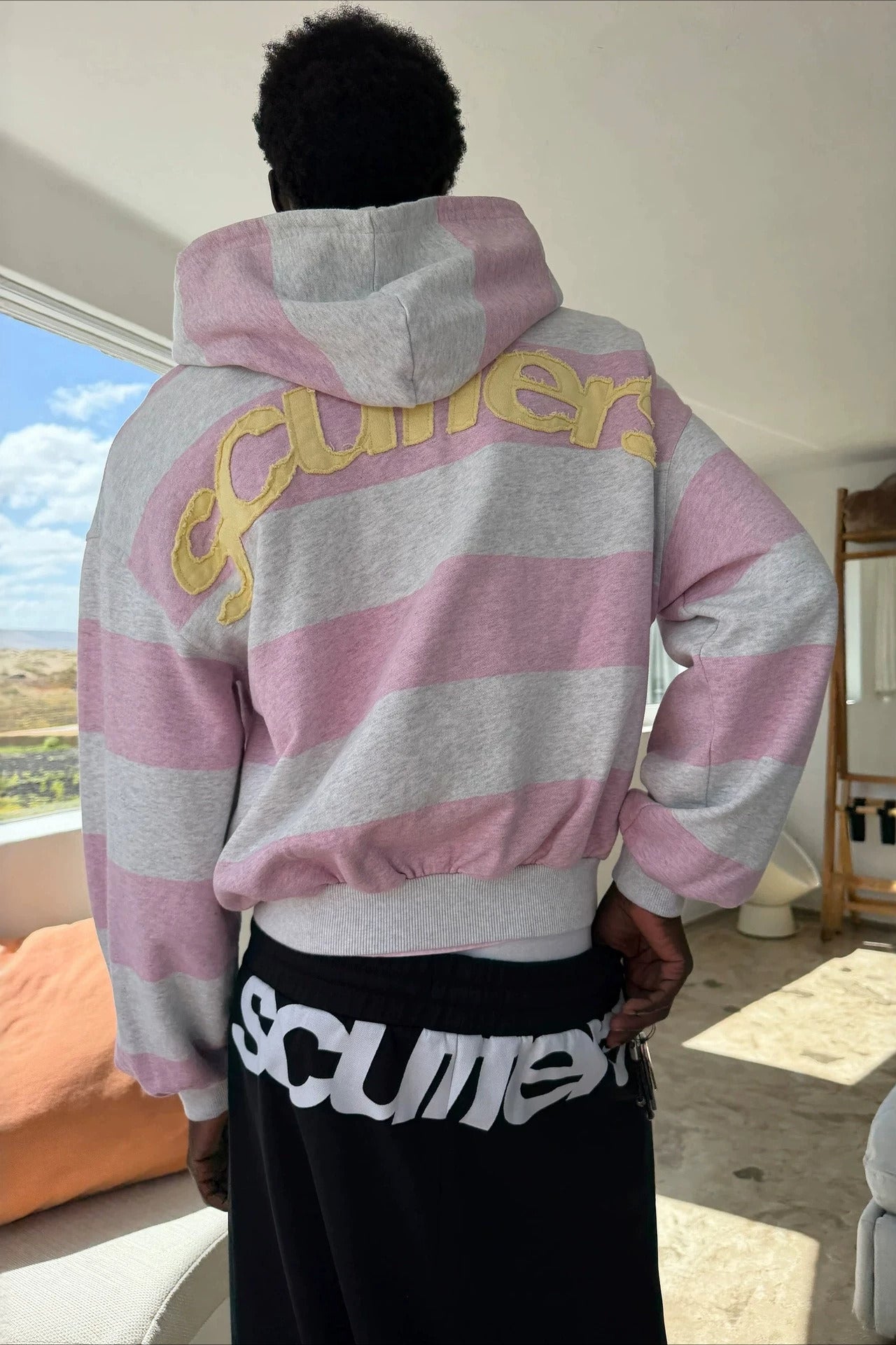 Detailansicht des gestreiften Patchwork-Designs am Damen Hoodie