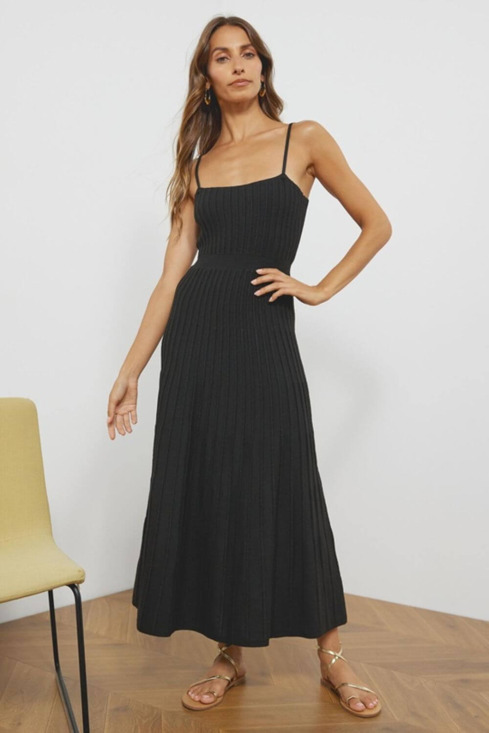 Plissiertes Midikleid aus Strick mit Spaghetti-Trägern
