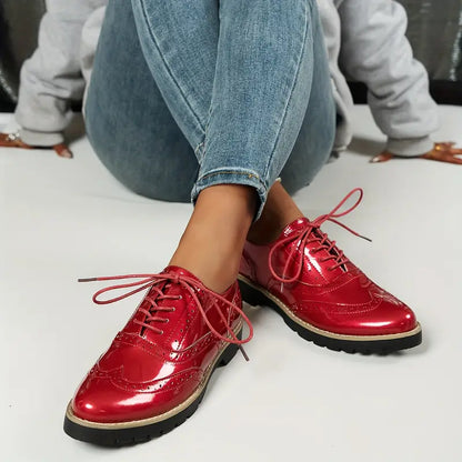 Oxford-Schuhe für Damen mit robuster Profilsohle in schräger Ansicht