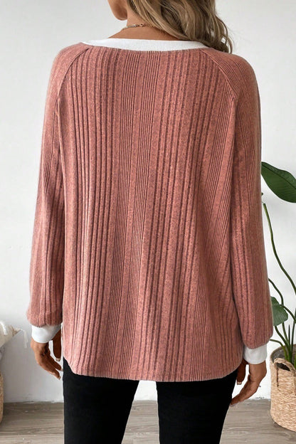 Kontrastbesatz am Saum des gerippten Strickpullovers