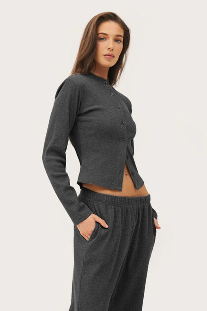 Damenoutfit mit langärmeligem Cardigan und gerader Hose