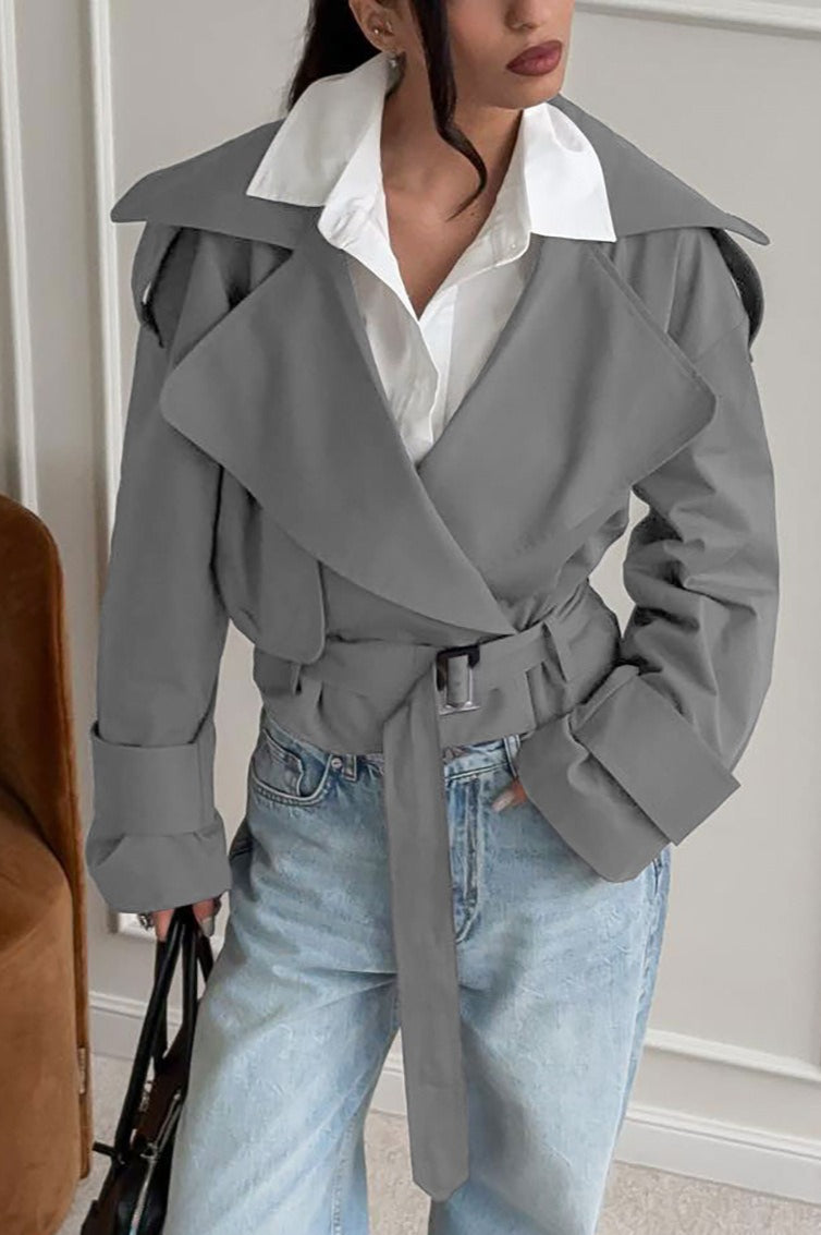 Damen Kurzjacke in Seitenansicht mit elegantem Look