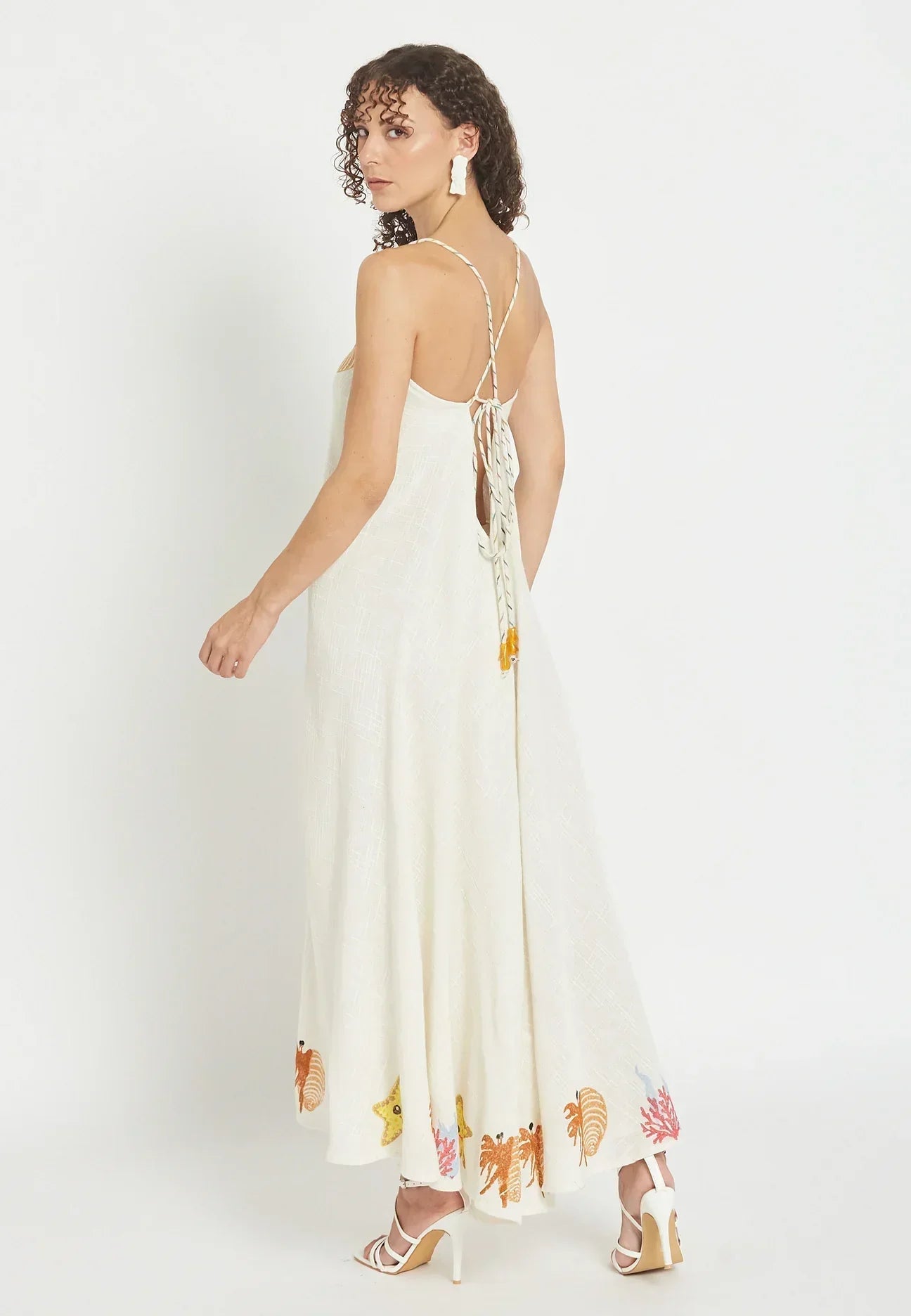 Damen Maxikleid mit Meeresstickerei in bewegter Ansicht mit luftigem, weitem Fall