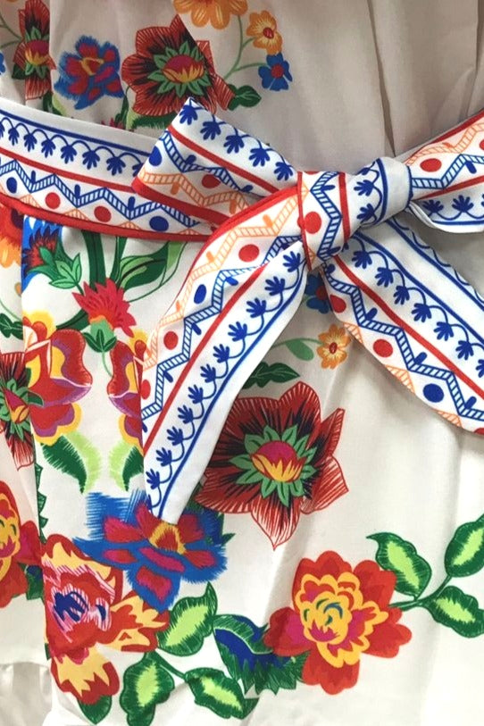 Detailansicht des Damen Maxikleids mit Blumenprint und schulterfreiem Oberteil