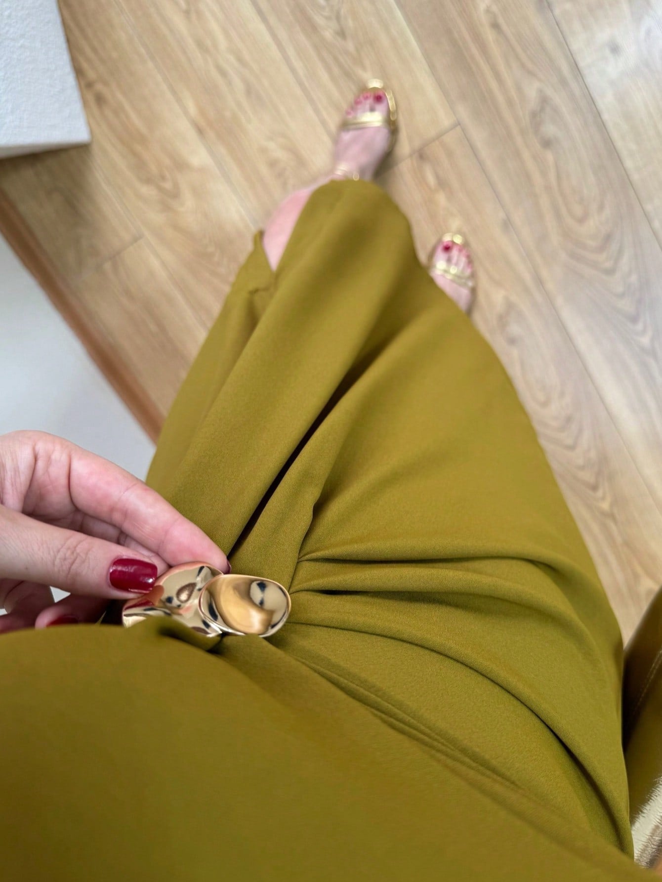 Ärmelloses Maxikleid aus Poly-Mischgewebe mit Schlitz in Oliv