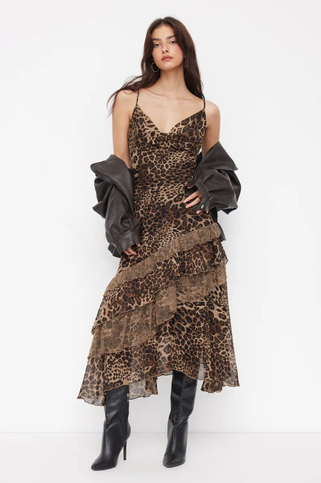 Damenkleid mit Leopardenprint und femininem, mehrlagigem Schnitt