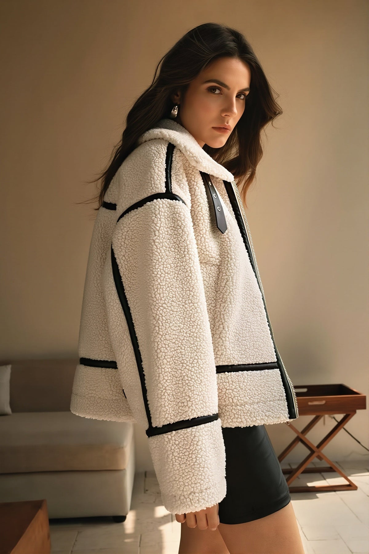 Detailaufnahme der weichen Sherpa-Fleece-Oberfläche am Mantel