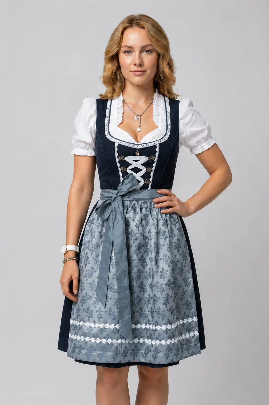 Traditionelles Dirndlkleid für Damen mit passender Schürze
