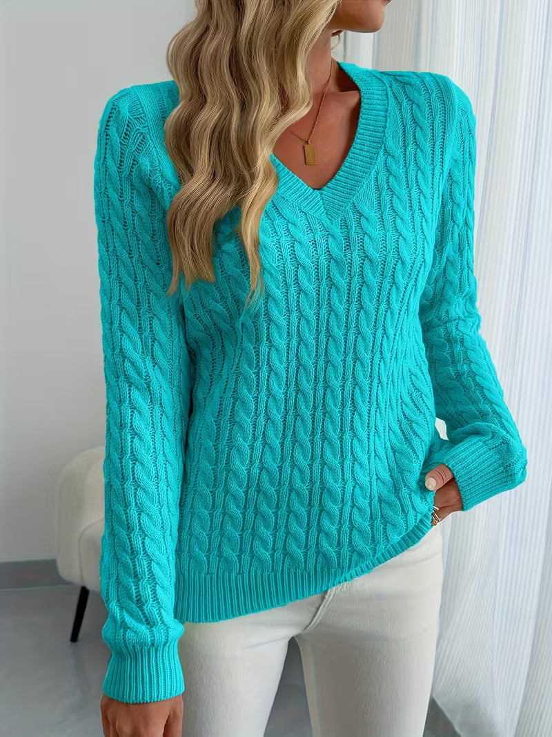 Detailaufnahme des V-Ausschnitts am Strickpullover