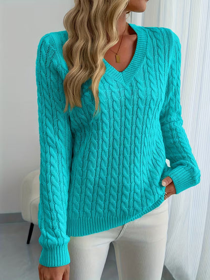 Detailaufnahme des V-Ausschnitts am Strickpullover
