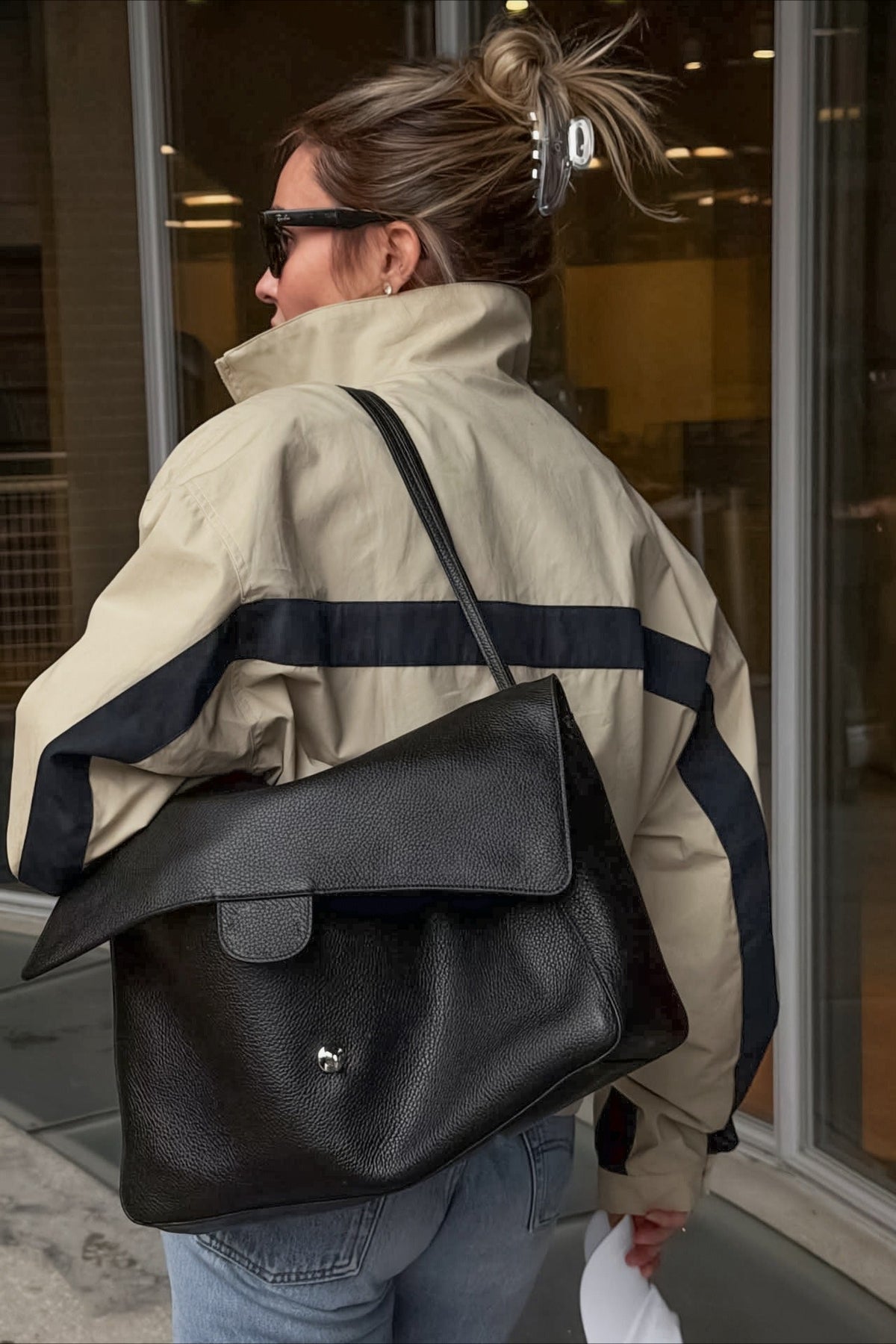 Detailansicht des Reißverschlusses an der Farbblockjacke