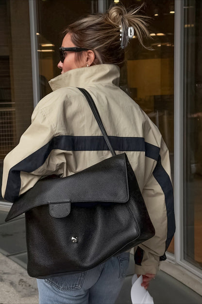 Detailansicht des Reißverschlusses an der Farbblockjacke