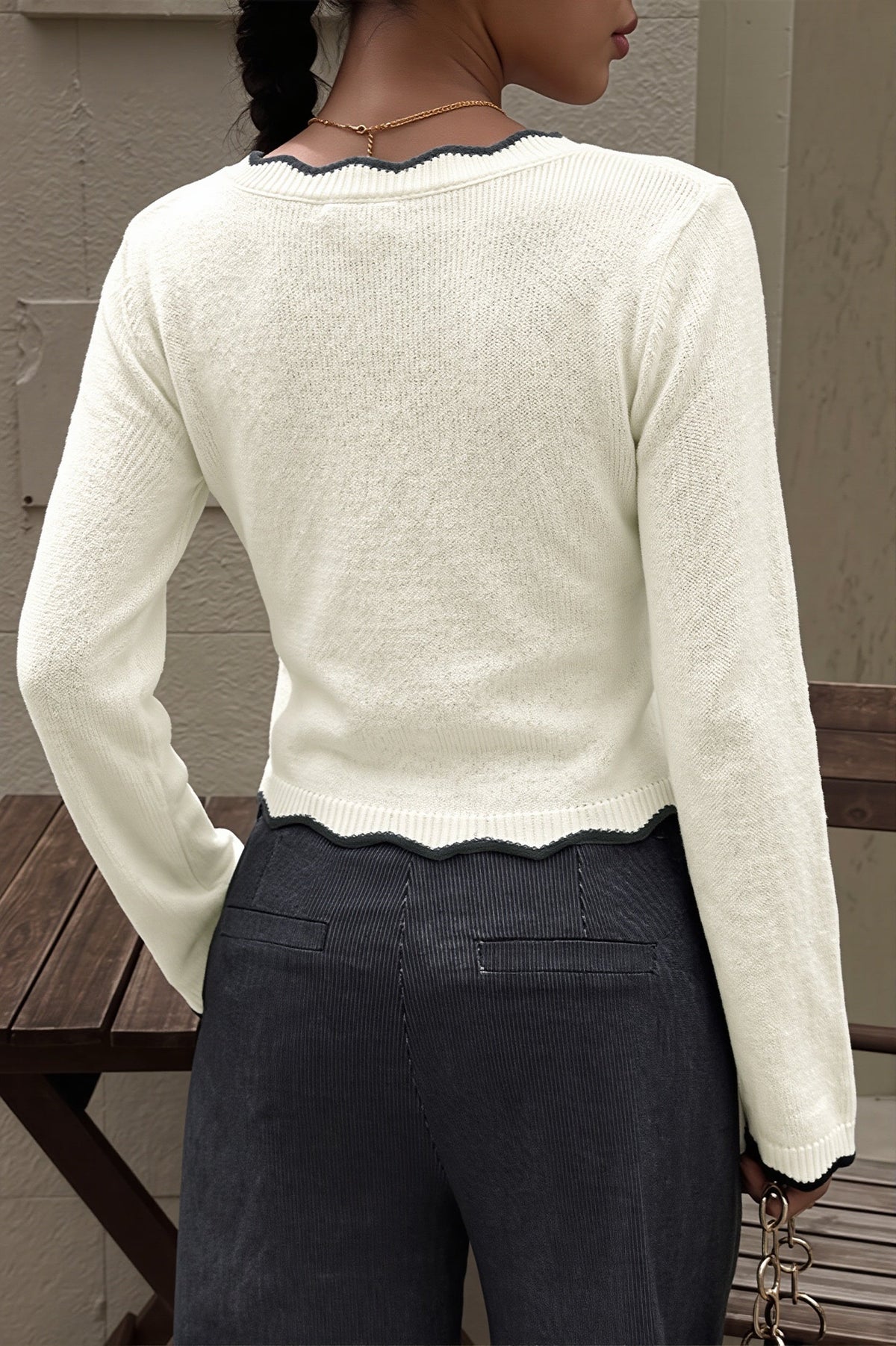 Damen-Cropped-Pullover als vielseitiges Outfit für den Alltag gestylt