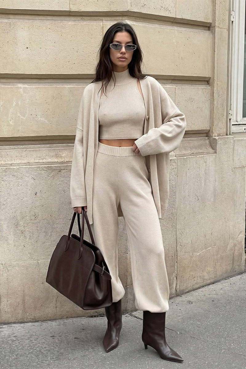 Damen-Zweiteiler aus Cardigan und weiter Hose in der Detailansicht