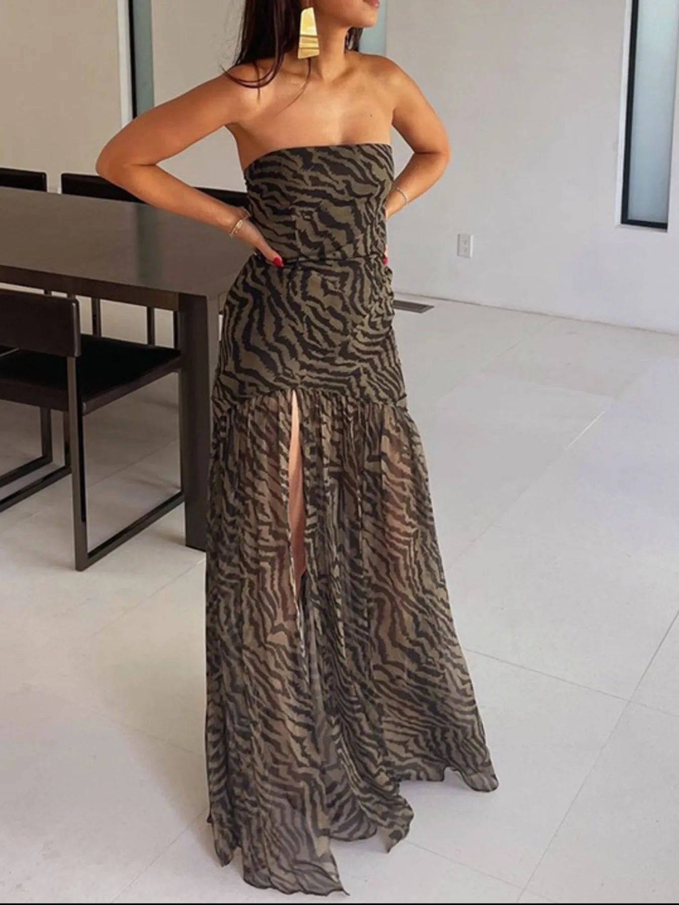 Elegantes Zebramuster-Maxikleid mit hohem Seitenschlitz