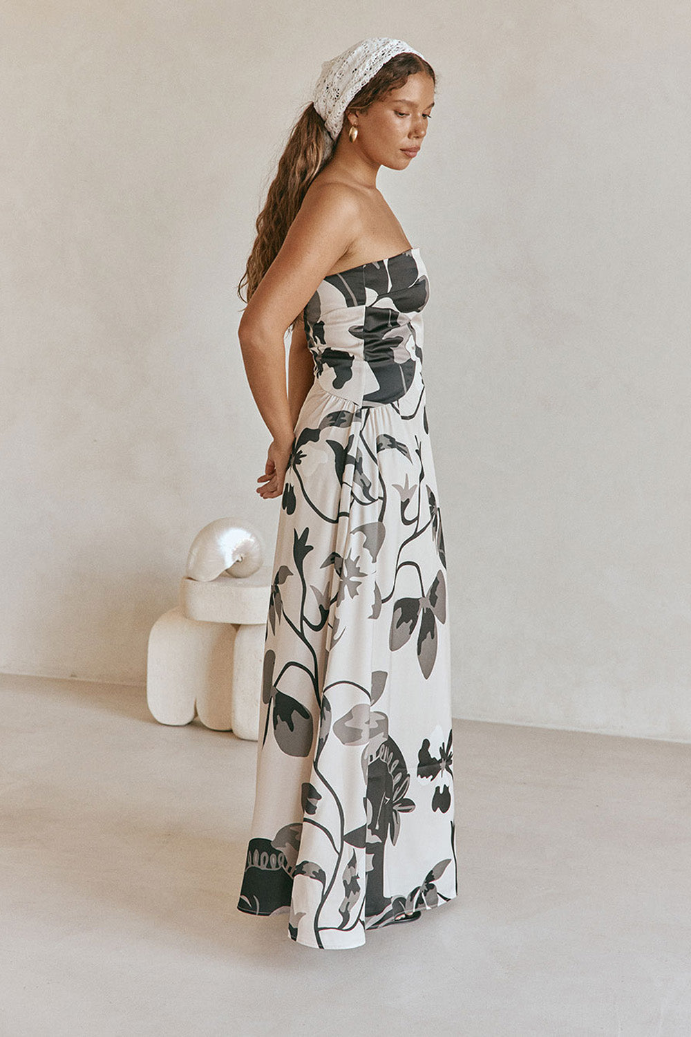 Damen Musterkleid in ganzer Länge mit fließender Silhouette