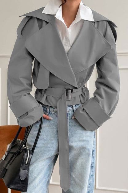 Detailansicht von Reverskragen und Gürtel der Kurzjacke