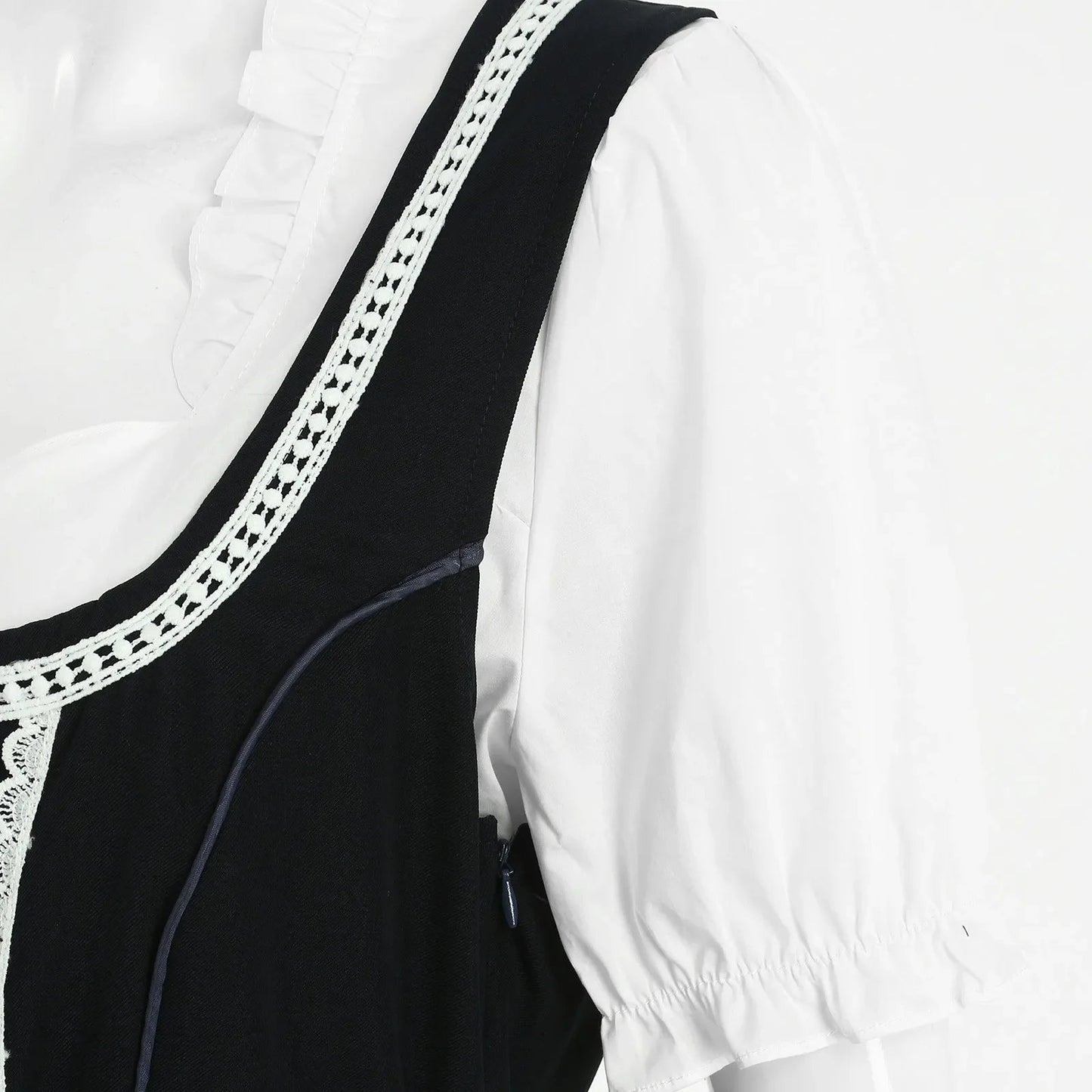 Damen-Dirndl mit integrierter weißer Bluse und dekorativer Schürze