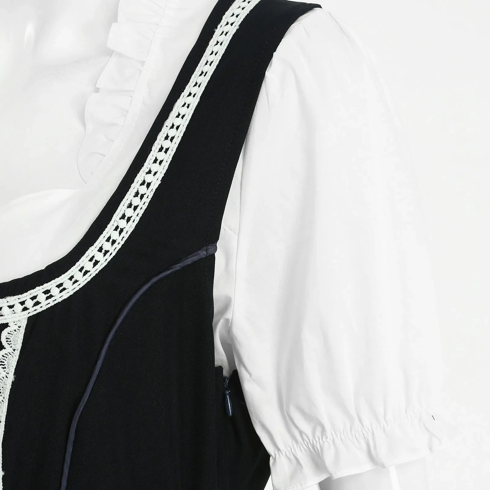 Damen-Dirndl mit integrierter weißer Bluse und dekorativer Schürze