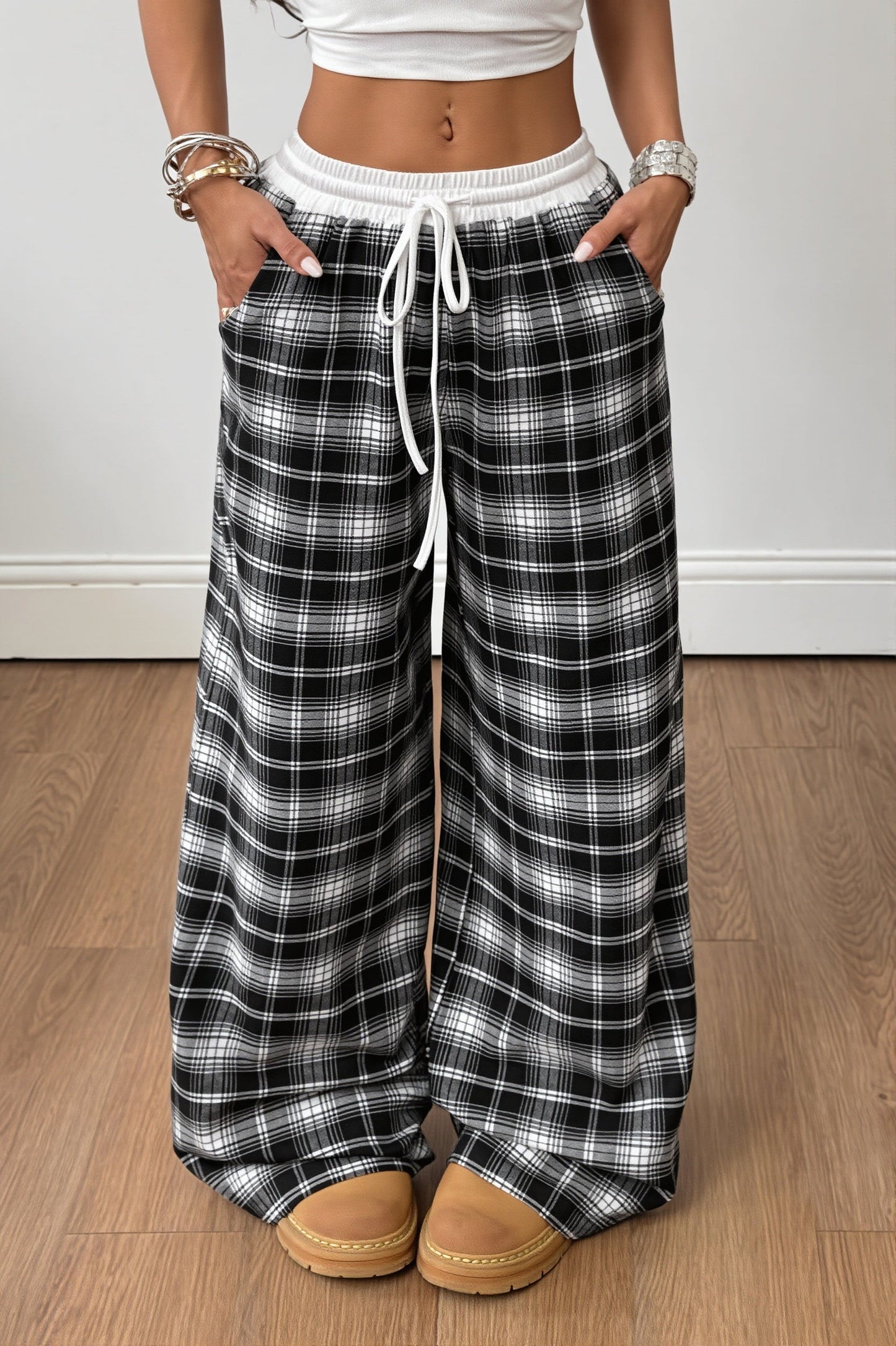 Damenhose mit Karomuster und Kordelzug in Seitenansicht