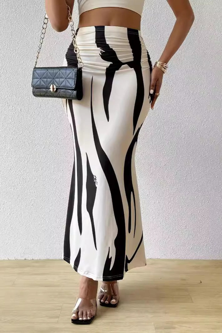 Lange Ansicht des Damenrocks mit taillierter Passform und Animalprint