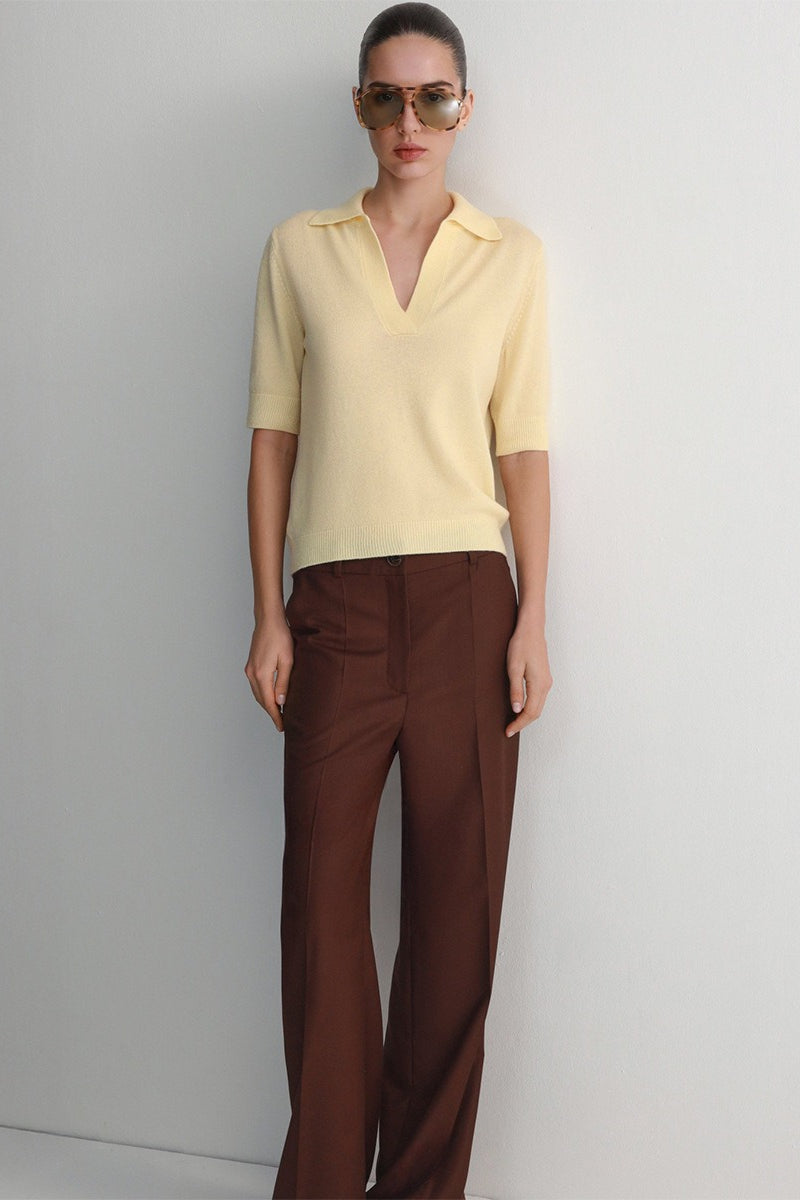 Gesamtansicht des gestrickten Poloshirts mit offenem Kragen