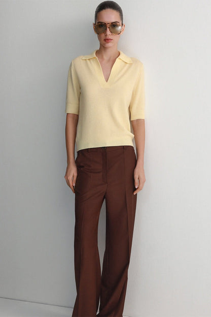 Gesamtansicht des gestrickten Poloshirts mit offenem Kragen