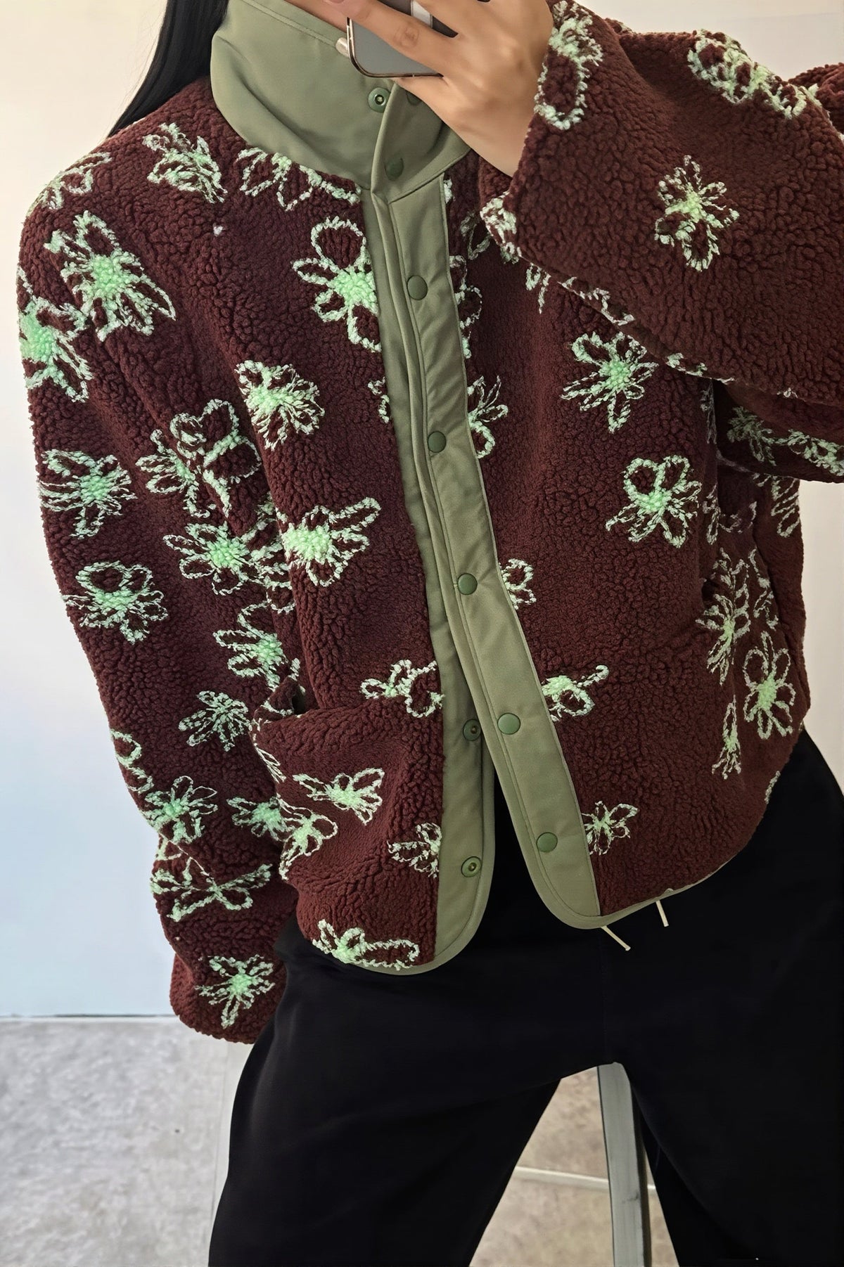 Nahaufnahme des floralen Musters auf der weichen Sherpa-Fleece-Jacke