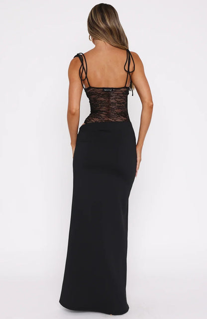 Langes Damenkleid mit Spitze am Oberteil und weich fallendem Rock