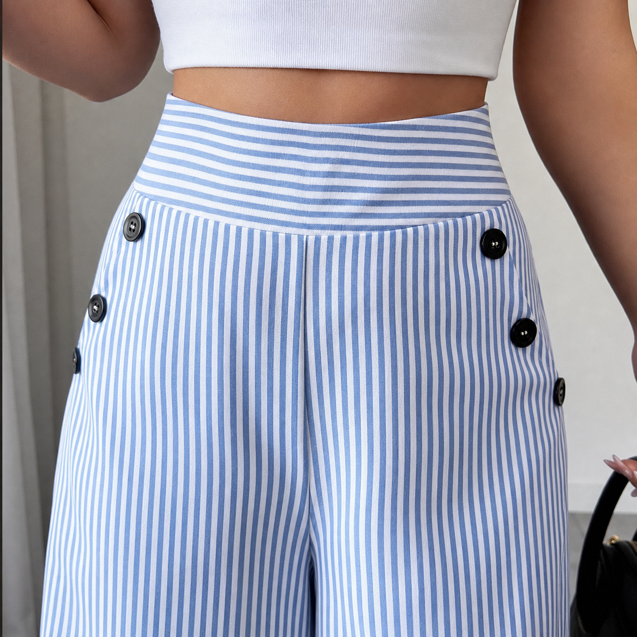 Damen Leinenhose gestreift kombiniert in einem luftigen Sommerlook
