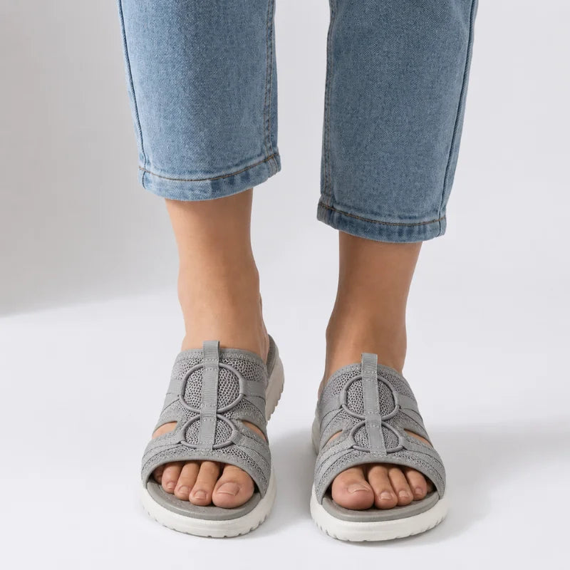 Leichte Schlupfsandalen für Damen, Nahaufnahme von Material und Form
