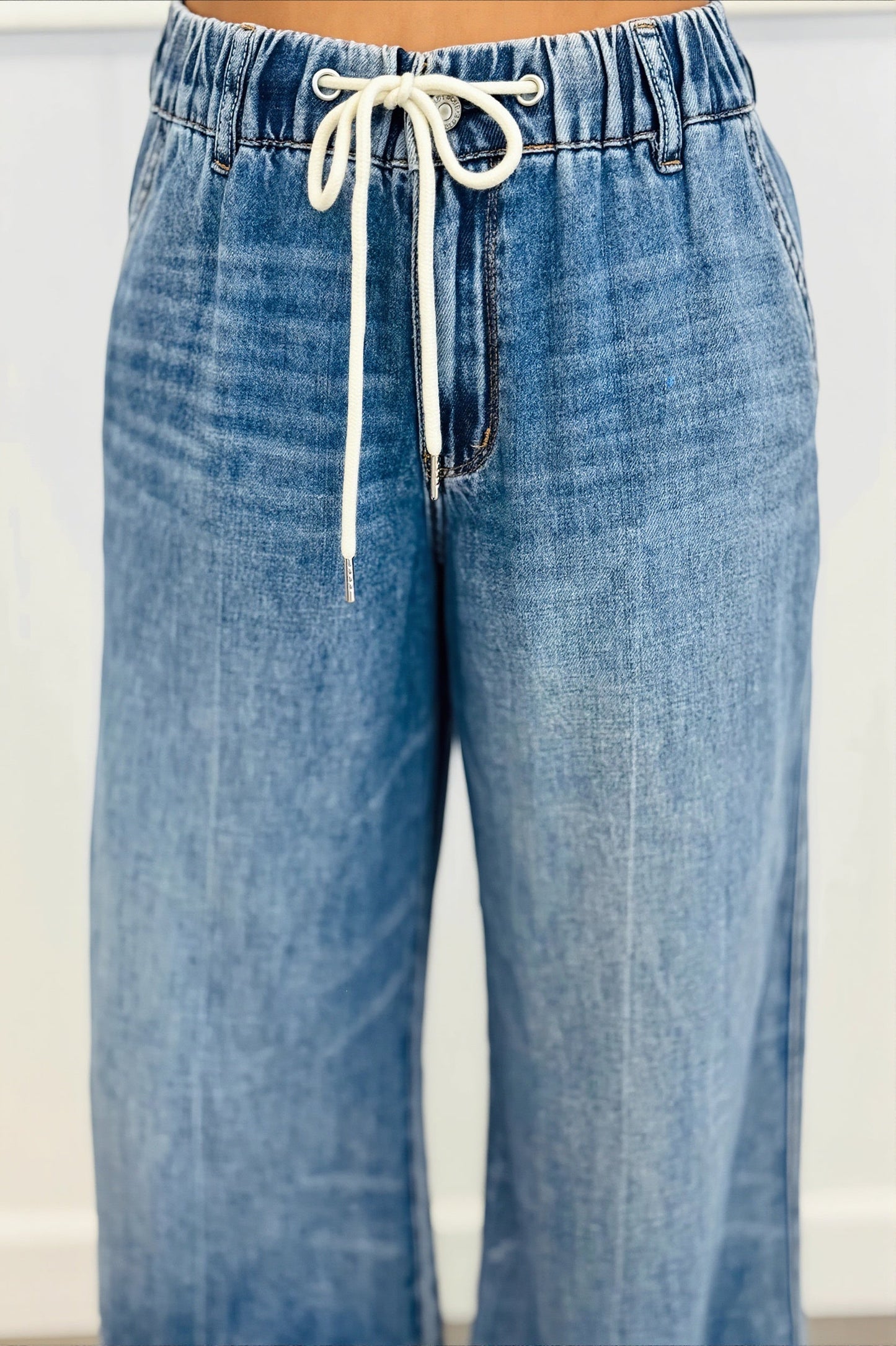 High-Waist Straight Leg Jeans für Damen mit Retro-Waschung in Detailansicht
