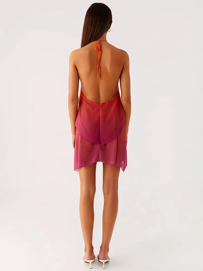 Elegantes kurz geschnittenes Kleid mit pinkfarbenem Farbverlauf und Rüschen