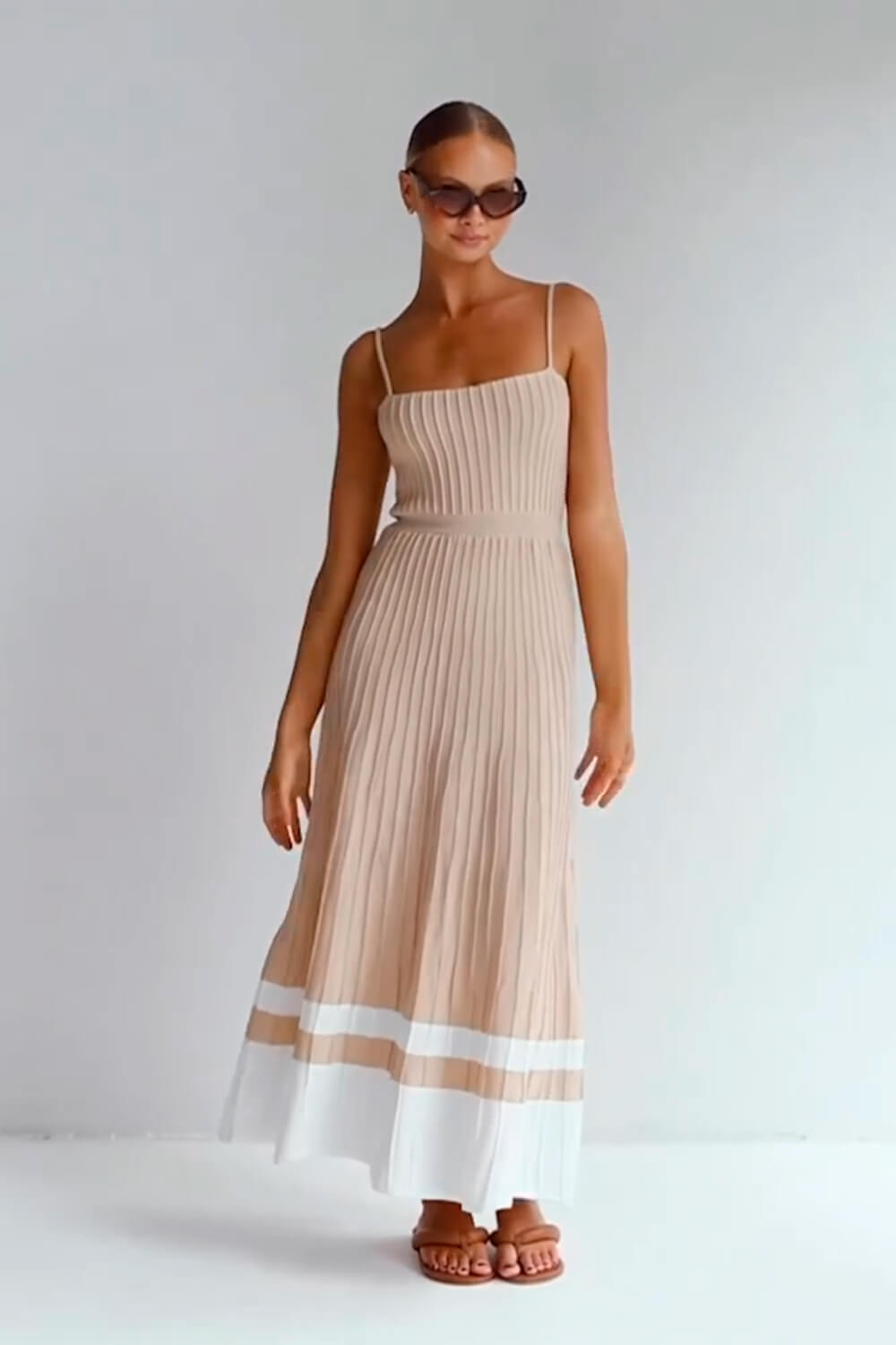 Plissiertes Midikleid aus Strick mit Spaghetti-Trägern