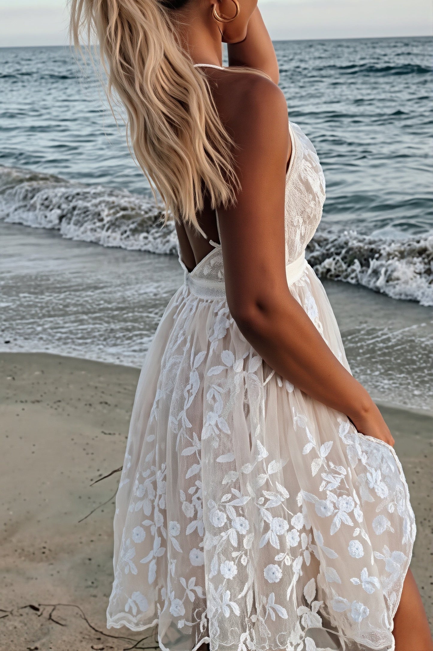 Boho Minikleid für Damen mit feinen Trägern und floraler Stickerei