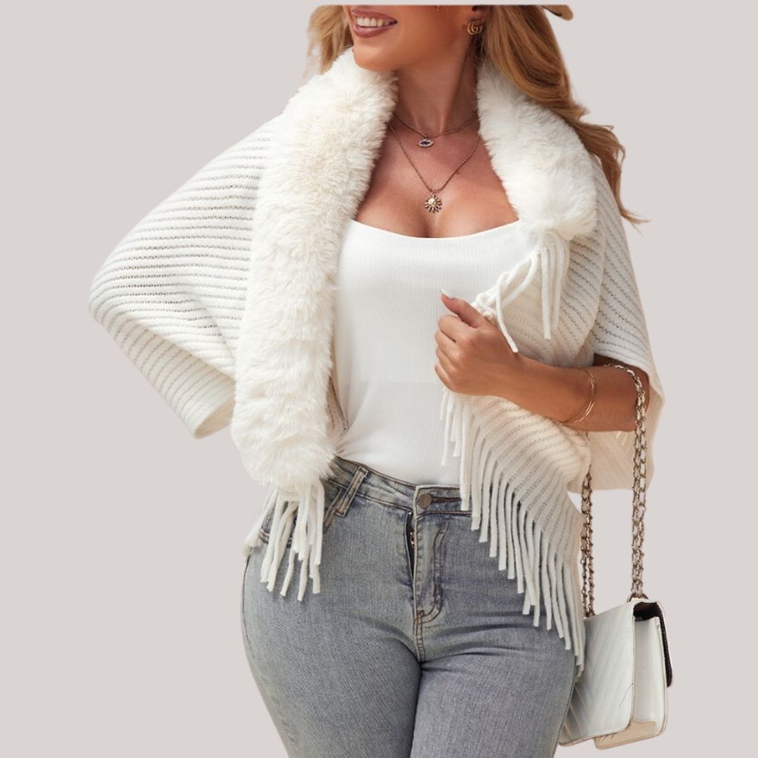 Detailansicht des weichen Schalkragens der Strickjacke