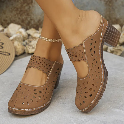 Damen Sandalen mit Cut-Outs und Blockabsatz am Fuß getragen