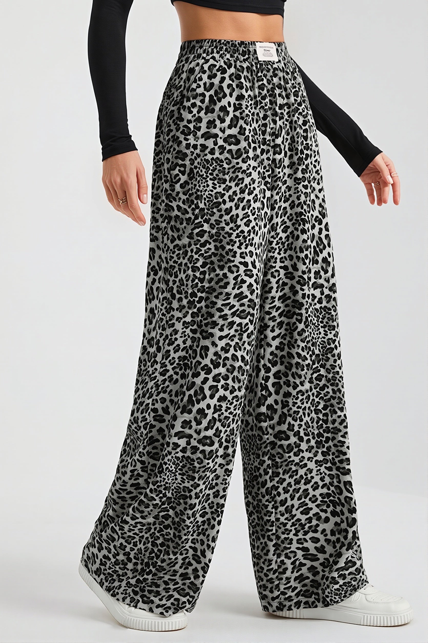 Damen Freizeithose mit Leopardenmuster, schräg fotografiert