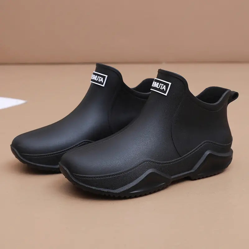 Wasserdichte Damen-Gummistiefel in Seitenansicht für regnerische Tage