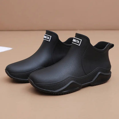 Wasserdichte Damen-Gummistiefel in Seitenansicht für regnerische Tage